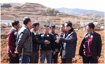 耿福能在涼山州布拖縣樂安鄉火燈村調研指導附子種植